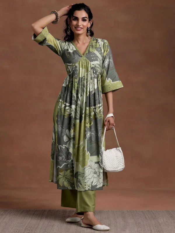 Women Green Printed Rayon A-Line Kurta With Trousers - Image 8