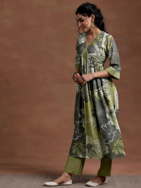 Women Green Printed Rayon A-Line Kurta With Trousers - Image 7