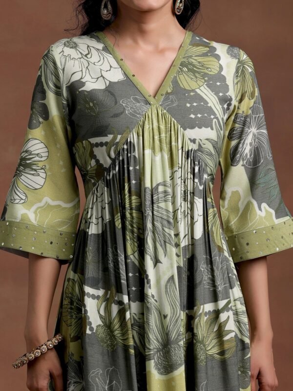 Women Green Printed Rayon A-Line Kurta With Trousers - Image 3