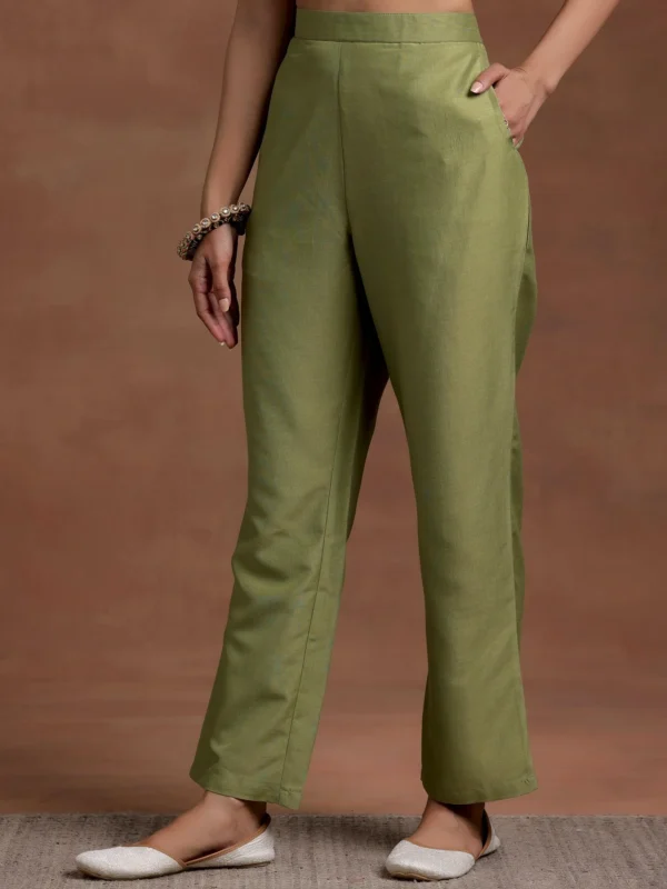 Women Green Printed Rayon A-Line Kurta With Trousers - Image 2